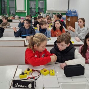 Échange initiatique entre primaires et collégiens – expérience scientifique